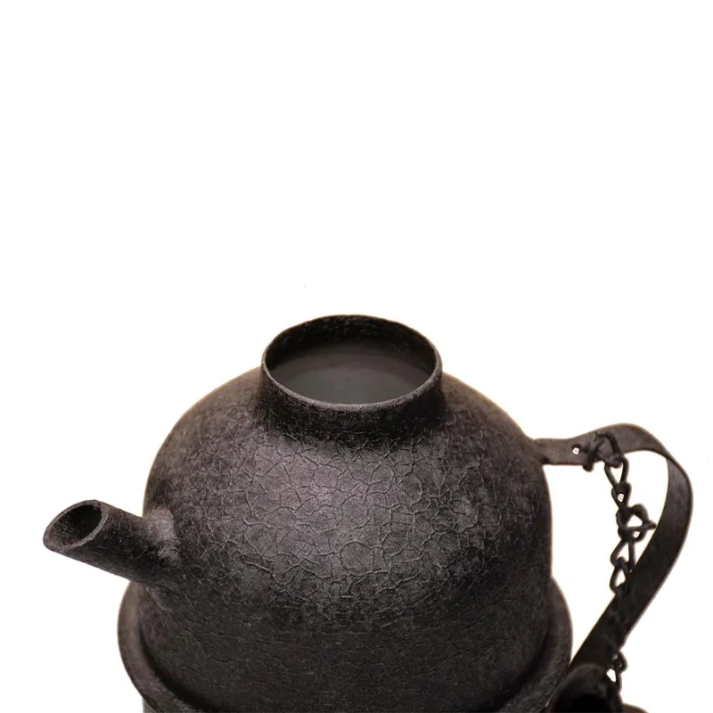 توضیحات محصول: ست گداجوش کمپینگ 2 لیتری ست گداجوش کمپینگ 2 لیتری یک وسیله کاربردی و ضروری برای علاقه‌مندان به طبیعت‌گردی، کوهنوردی، آفرود و سفرهای کمپینگ است. این ست با طراحی سبک و کم‌حجم به شما امکان می‌دهد در هر شرایطی به‌راحتی آب جوش تهیه کرده و چای، قهوه یا غذاهای فوری آماده کنید. این گداجوش با ظرفیت ۲ لیتر، گزینه‌ای مناسب برای استفاده چند نفر در کمپ بوده و با بدنه مقاوم در برابر حرارت ساخته شده است تا در برابر شعله مستقیم اجاق کمپینگ یا آتش دوام بالایی داشته باشد. طراحی ارگونومیک دسته‌ها نیز باعث می‌شود حمل و استفاده از آن آسان و ایمن باشد. جنس بدنه این محصول معمولاً از آلومینیوم سبک و مقاوم ساخته شده که علاوه بر انتقال سریع حرارت، وزن کمی دارد و برای حمل در کوله‌پشتی ایده‌آل است. همچنین طراحی جمع‌وجور آن فضای کمی اشغال می‌کند و به‌راحتی در تجهیزات کمپینگ شما جای می‌گیرد. ویژگی‌های اصلی: ظرفیت مناسب ۲ لیتر بدنه سبک و مقاوم مناسب طبیعت‌گردی انتقال سریع حرارت برای جوش آمدن سریع آب مناسب تهیه چای، قهوه و غذاهای فوری قابل استفاده روی اجاق کمپینگ یا آتش طراحی کم‌حجم و قابل حمل اگر به دنبال یک وسیله ساده اما بسیار کاربردی برای تهیه نوشیدنی گرم در سفر و طبیعت هستید، ست گداجوش کمپینگ 2 لیتری انتخابی ایده‌آل برای تکمیل تجهیزات کمپینگ شما خواهد بود.